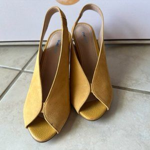 True Soul peep-toe low heels with back strao, yellow, Size 6